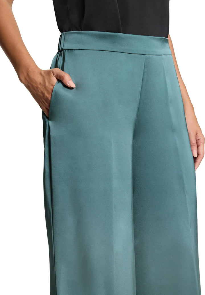 Modern Fit Trousers with Pockets