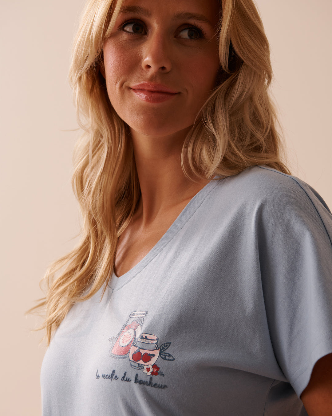 Apple Print Cotton V-neck T-shirt - China Blue Wording Screen