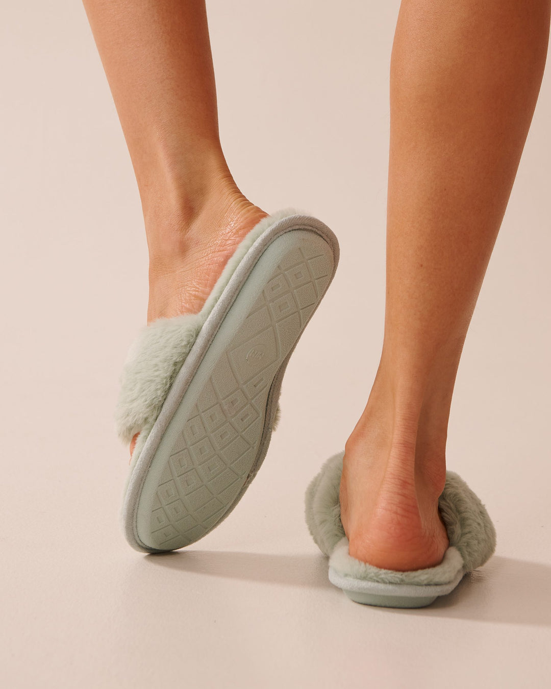 Faux Fur Flip-flop Slippers - Frosty Green