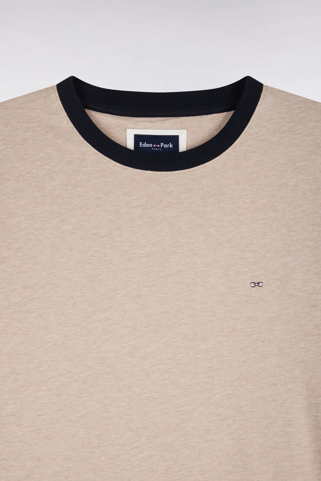 Short-Sleeved Short-Sleeved Cotton T-Shirt in Beige with Navy Ribbing with a Straight Cut