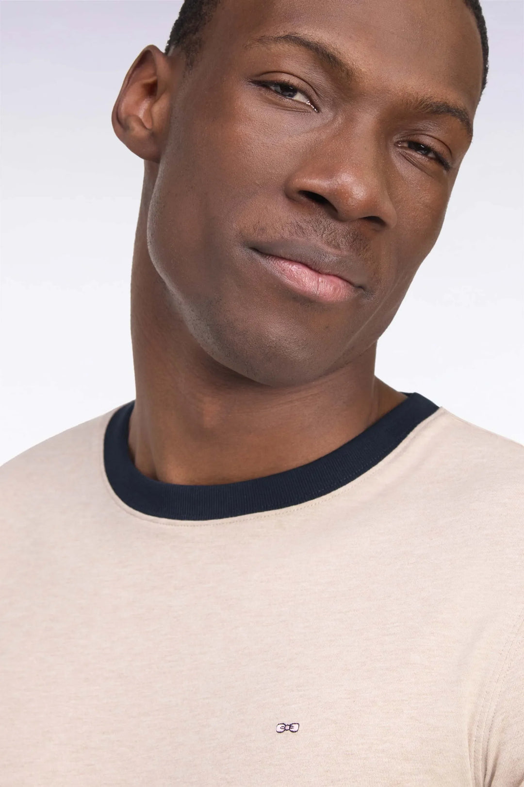 Short-Sleeved Short-Sleeved Cotton T-Shirt in Beige with Navy Ribbing with a Straight Cut