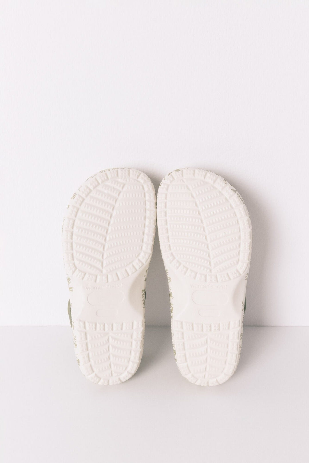 BIO SLIPPERS - Green Print